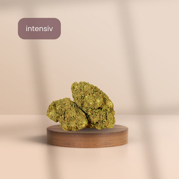 Skywalker CBD Blüten auf Holzpodest – intensiver CBD-Gehalt, aromatisch-erdiger Geschmack, hochwertige Indoor-Qualität stilvoll inszeniert