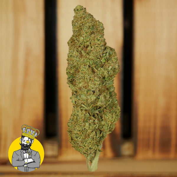 Girl Scout Cookie CBD-Blüte in Nahaufnahme vor Holz-Hintergrund mit GreenBaron-Branding