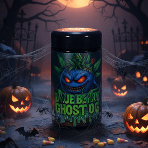 Spukige Produktaufnahme: Blue Berry Ghost OG im Glas zwischen Hanfpflanzen; Nebel, Mondschein und Jack-o’-Lanterns im Hintergrund