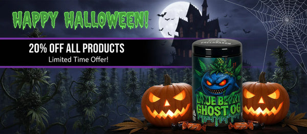 Spukige Anzeige: Zwei leuchtende Kürbisse flankieren das Glas „Blue Berry Ghost OG“ vor Geisterhaus; Headline „Happy Halloween!