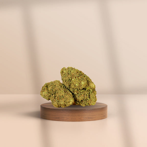 Skywalker CBD Blüten auf Podest – naturbelassene Hanfblüten mit ausgeglichenem CBD-Gehalt, entspannende Wirkung und erdigem Aroma, stilvoll präsentiert.