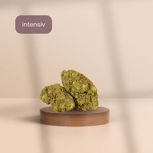 Skywalker CBD Blüten auf Holzpodest – intensiver CBD-Gehalt, aromatisch-erdiger Geschmack, hochwertige Indoor-Qualität stilvoll inszeniert