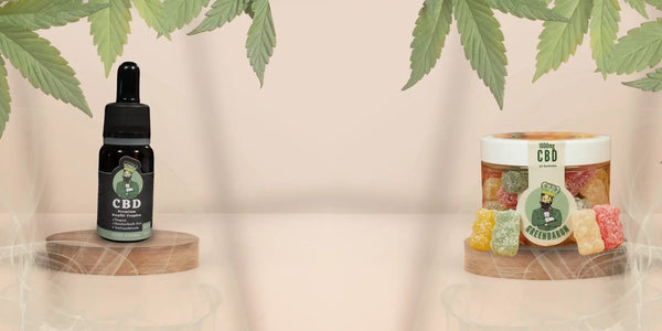 GreenBaron CBD Öl und CBD Gummibärchen – Desktop-Slideshow mit Hanfblättern, Holzpodesten und Produktpräsentation im Premiumdesign