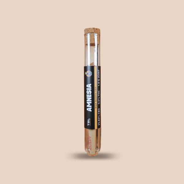 CBD-Joint Amnesia von TBL in Glasverpackung – 25 % CBD, 0,00 % THC, GreenBaron Edition, hochwertig präsentiert vor rustikalem Holz-Hintergrund
