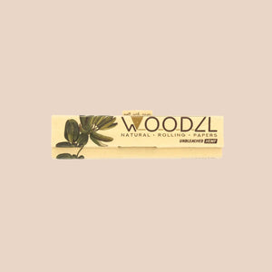 WOODZL Longpapes Natural Rolling Papers auf beigen Hintergrund 