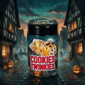 Das Glas Cookies Twinkies von GreenBaron vor einer nebligen Gasse in Greenbaron-Town mit Fachwerkhäusern, leuchtenden Kürbissen und Zombie-Silhouetten im Hintergrund