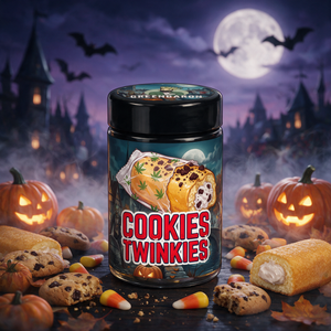 Das Glas Cookies Twinkies von GreenBaron zwischen zerbröselten Keksen, gefüllten Kuchen, Candy Corn und kleinen Kürbissen bei schaurigem violett-orangem Licht